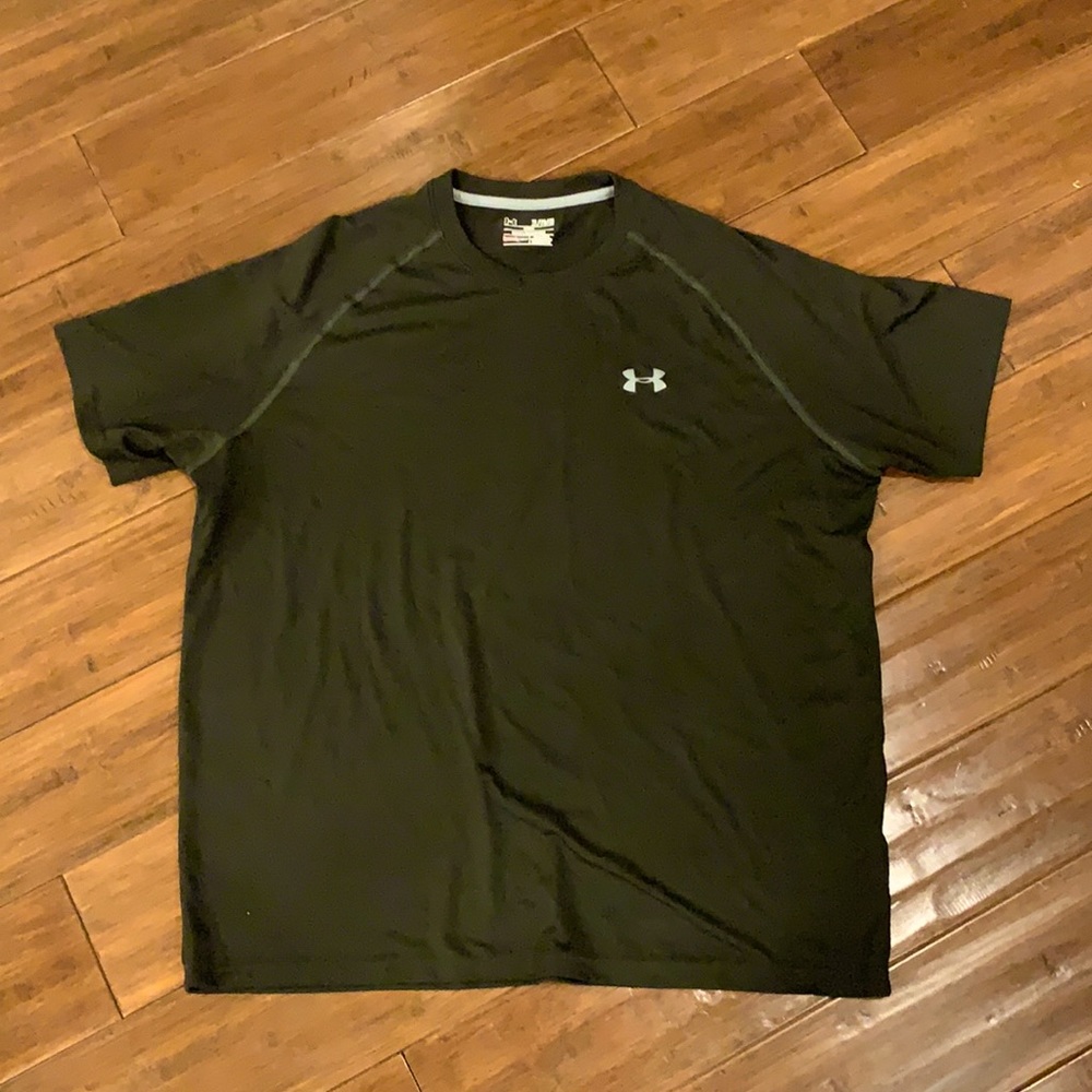 Men’s army green under armor shirt!